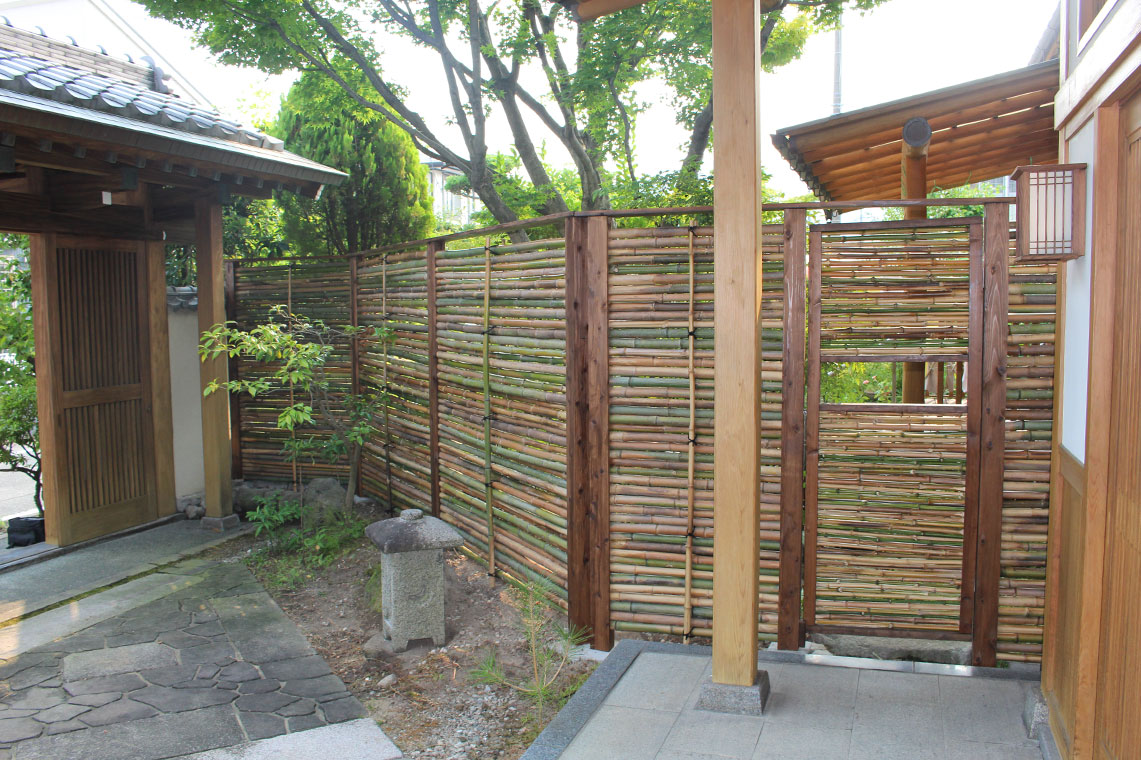 竹フェンス 和風アプローチ
